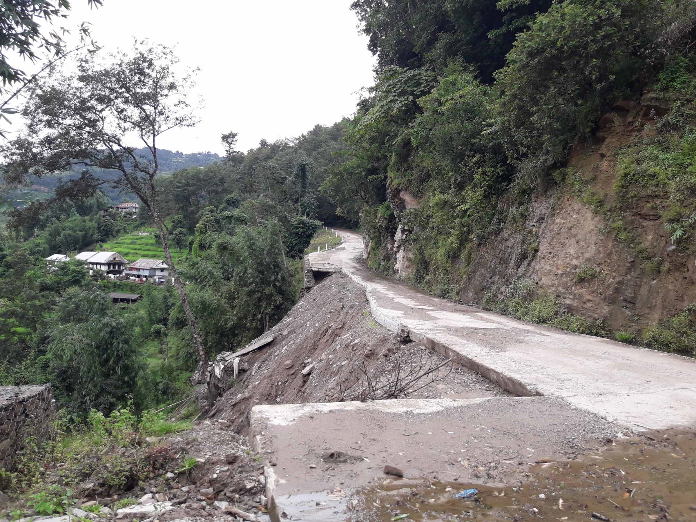मध्यपहाडी लोकमार्गका विभिन्न खण्डमा पहिरो
